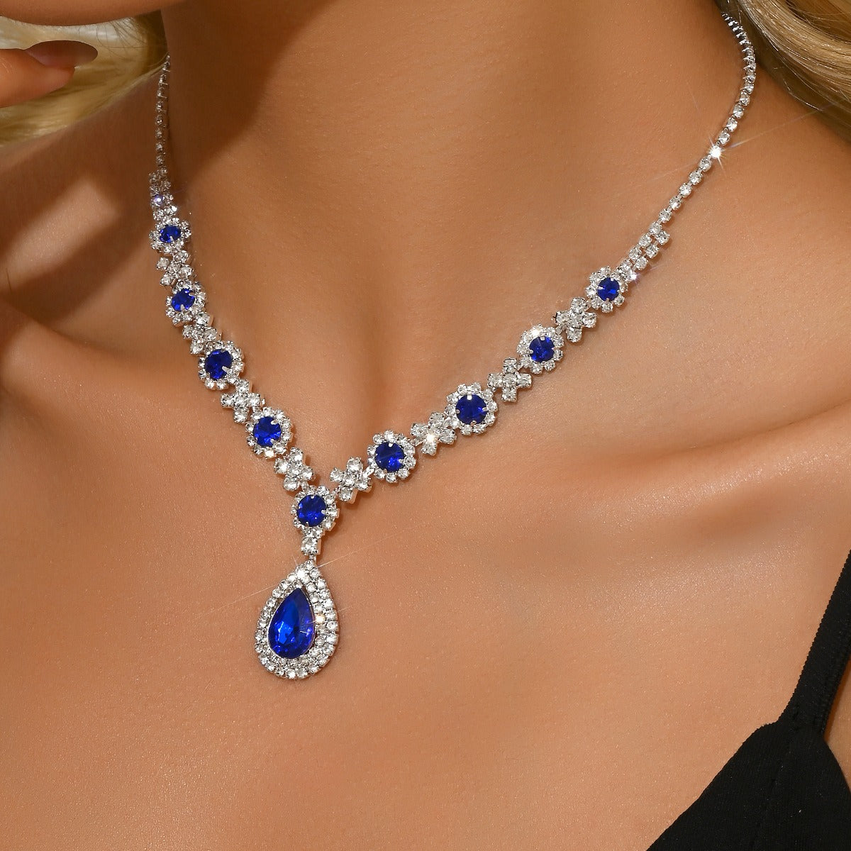 Elegant waterdrop cubic zirconia pendant necklace, dainty women's jewelry.