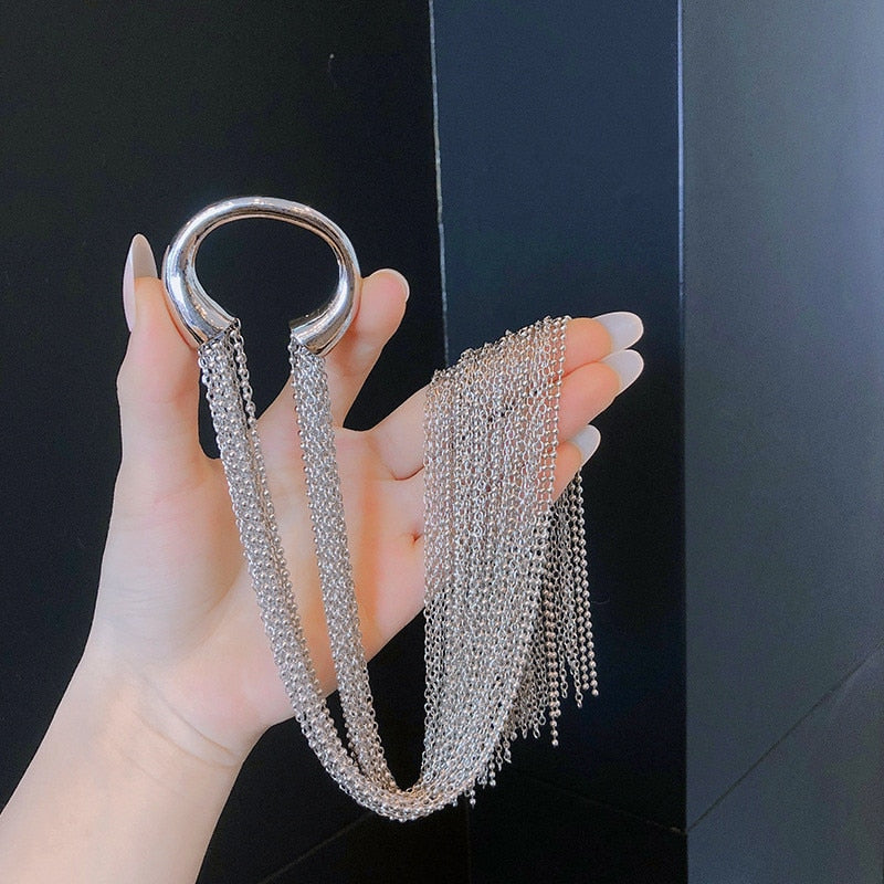 Women's elegant metal hair clip with a glamorous tassel design. A stylish fashion accessory for chic updos.