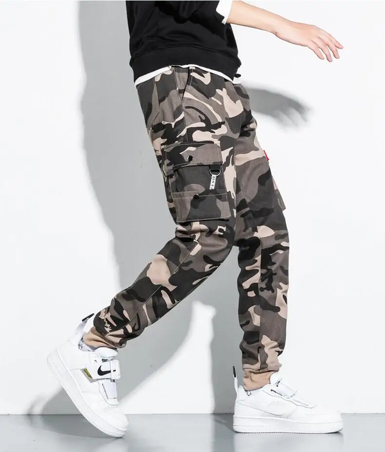 Men's camo cargo joggers: Comfortable, tactical, streetwear style with a versatile tapered fit.