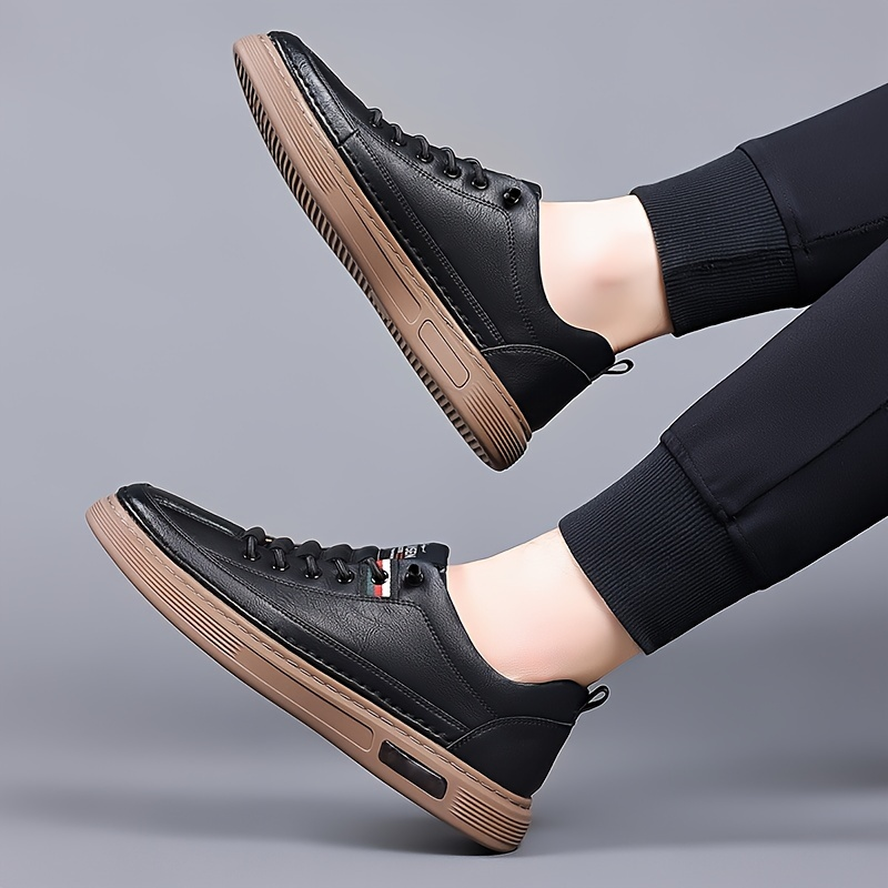 Contemporary men's casual low-top sneakers, a comfortable & stylish choice for versatile everyday footwear.