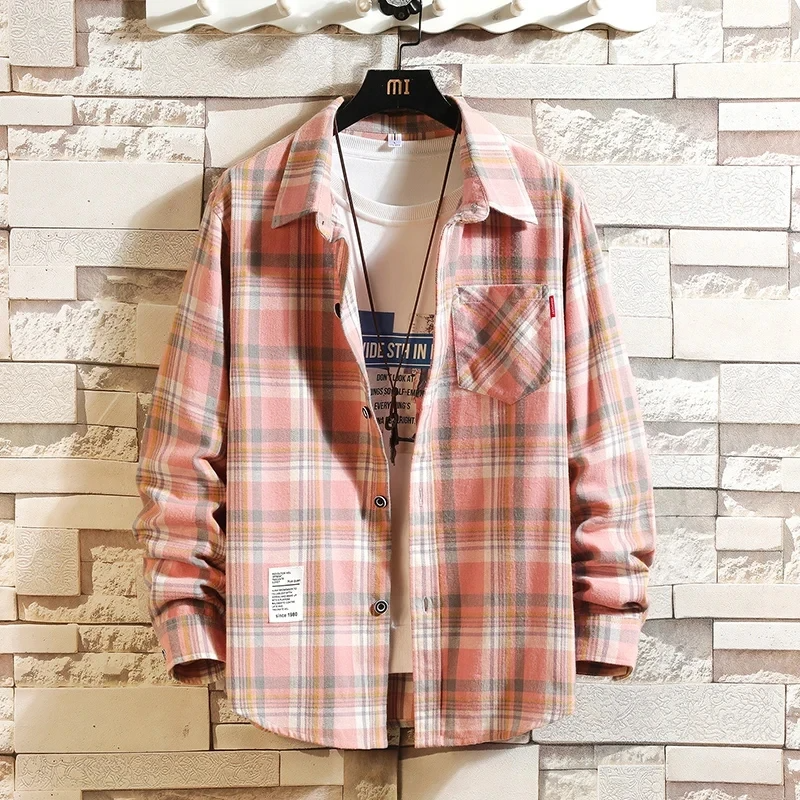 Stylish men's plaid flannel shirt, button-up long sleeve. Essential streetwear for a classic casual look.