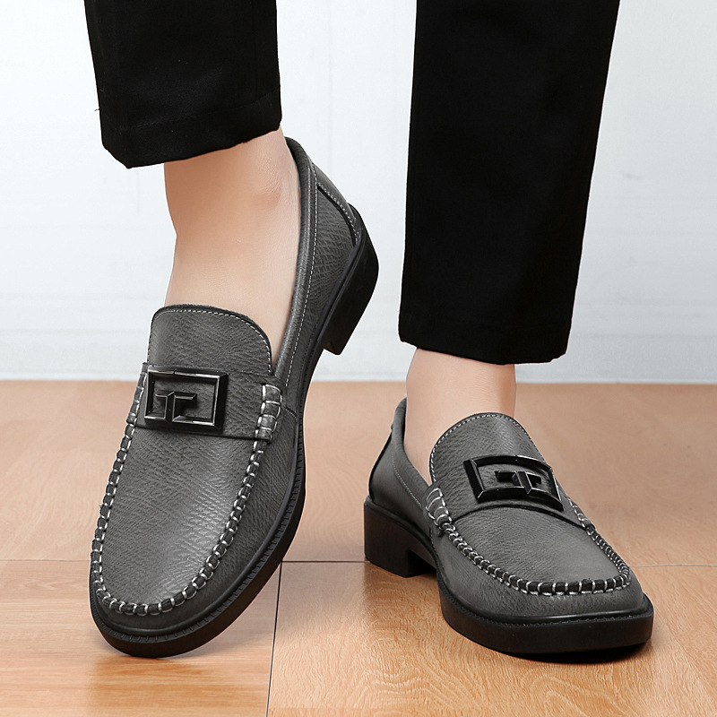 Black men's classic loafers, easy slip-on design for comfortable and fashionable everyday wear.