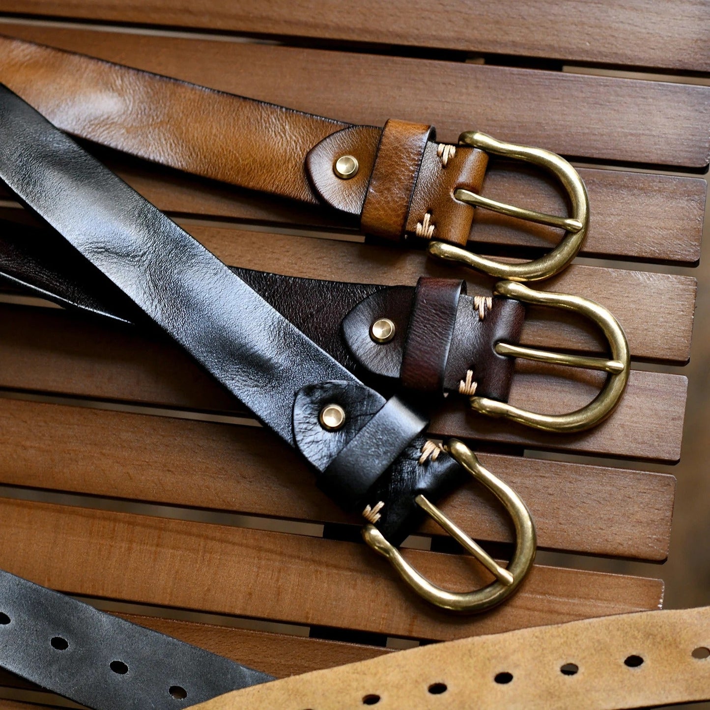 Timeless men's accessory: 100% cowhide leather belt. Durable & stylish, a wardrobe essential.