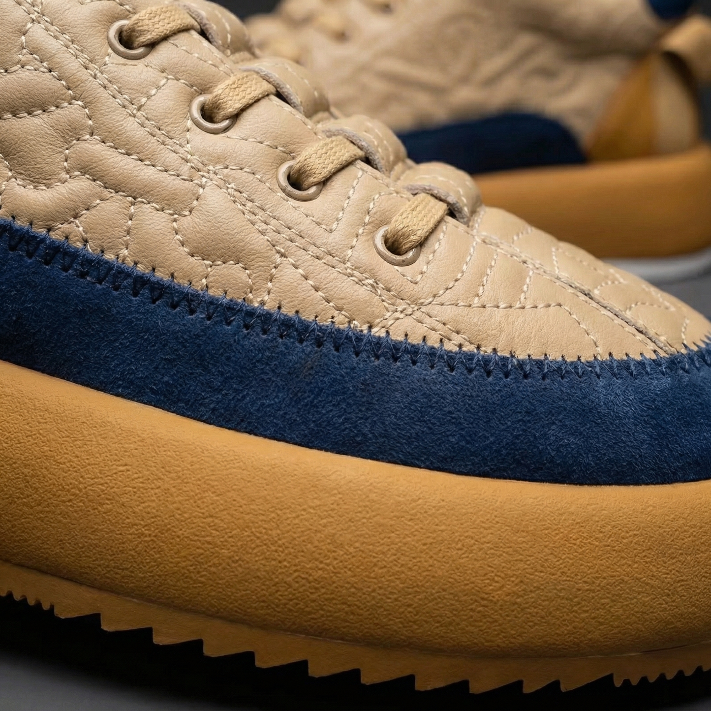 Durable men's walking sneakers, lightweight and modern, featuring a comfortable fit and a stylish casual design.