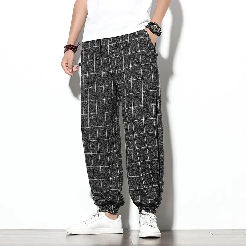 Stylish men's relaxed fit trousers, offering comfort and versatility for daily casual wear.