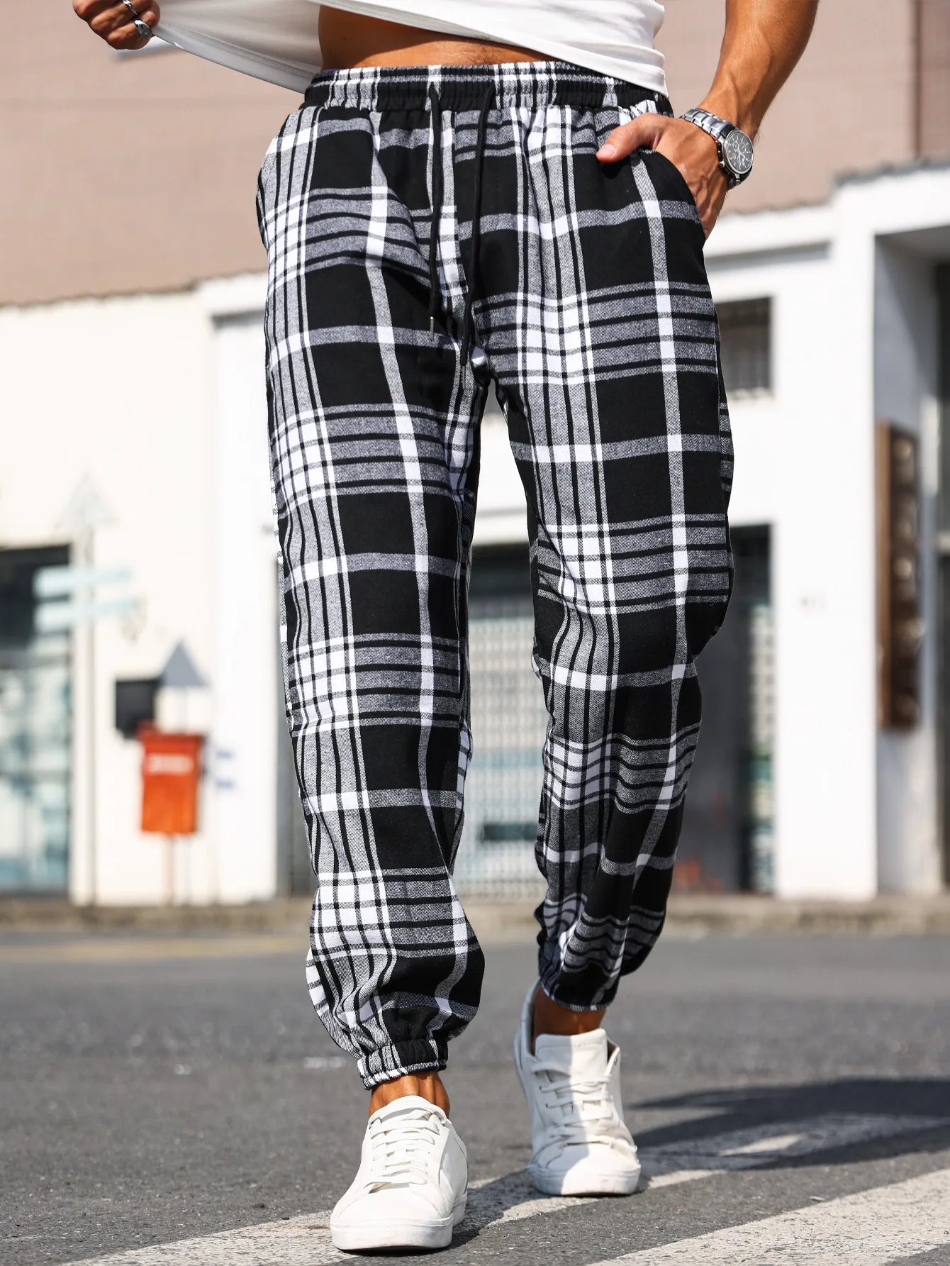 Men's comfortable plaid joggers. Ultra-soft flannel, tapered fit, ideal for street or home lounge.