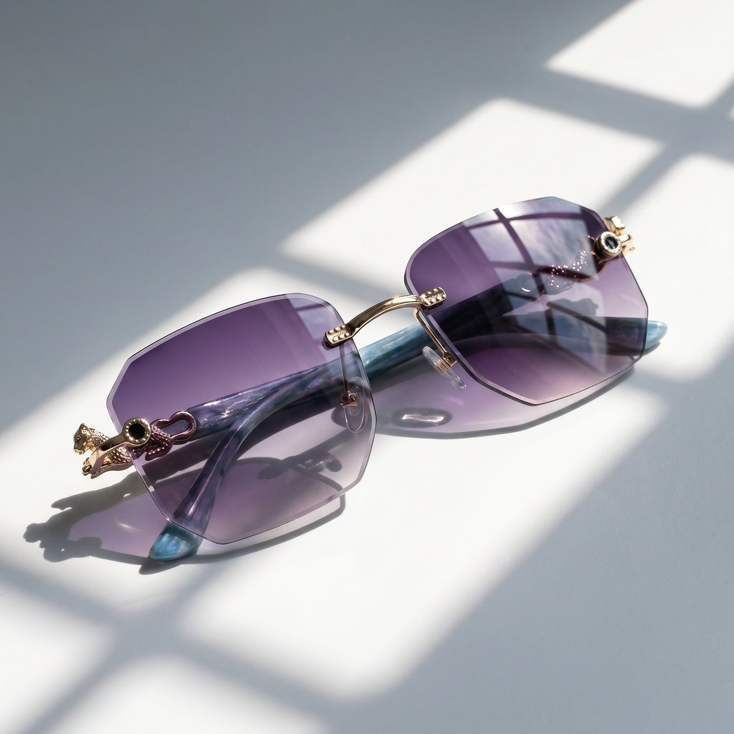 Minimalist unisex rimless sunglasses, providing effective UV protection and a contemporary aesthetic.