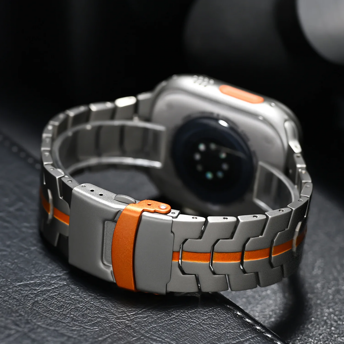 Apple Watch band: polished stainless steel, hypoallergenic and perfect for all Series.