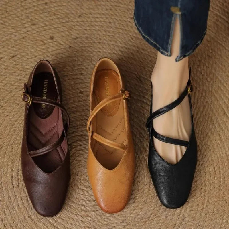 Casual women's flats with adjustable strap for maximum comfort. Closed-toe, slip-resistant walking shoes.