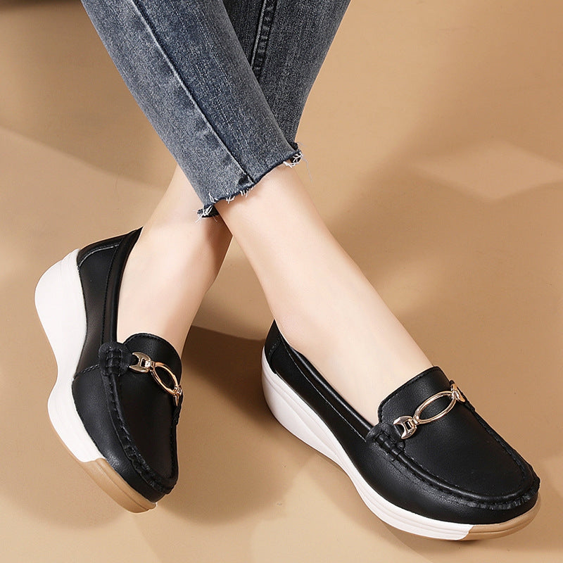 Versatile women's loafers, designed for all-day comfort with orthopedic arch support.