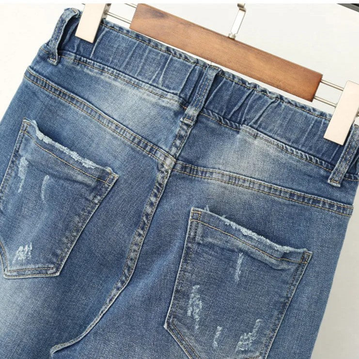 Versatile women's plus size high-waisted baggy jeans. Comfortable stretch denim, ideal for all-year fashion.