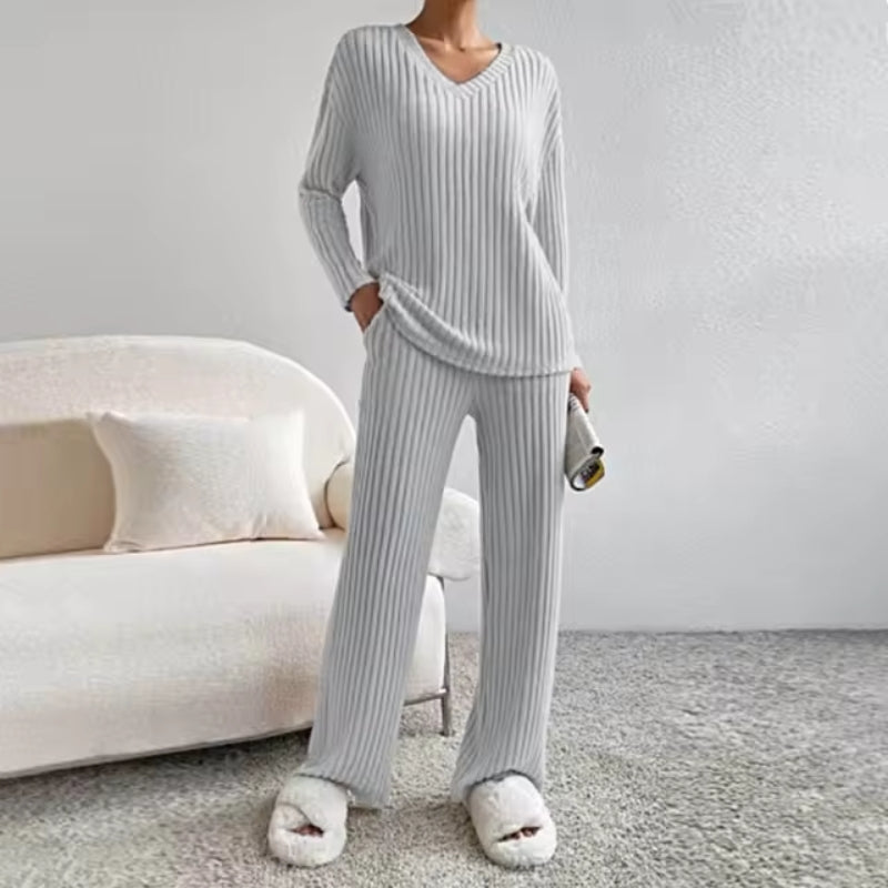 Comfortable women's ribbed V-neck two-piece lounge set, ideal for relaxed days and cozy moments.