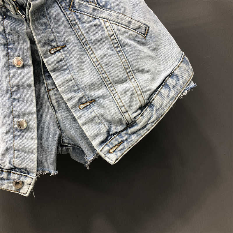 Elegant Trenda women's two-piece shorts. Casual summer comfort set, ideal for stylish loungewear.