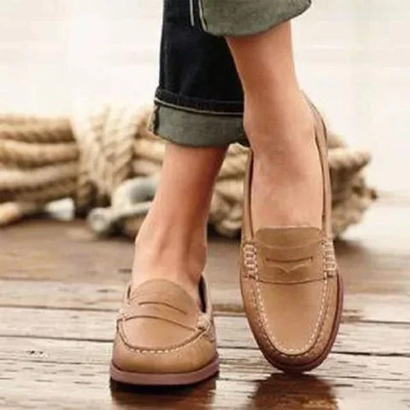 Stylish women's vintage slip-on loafers featuring a low heel, round toe, and comfortable design for casual wear.