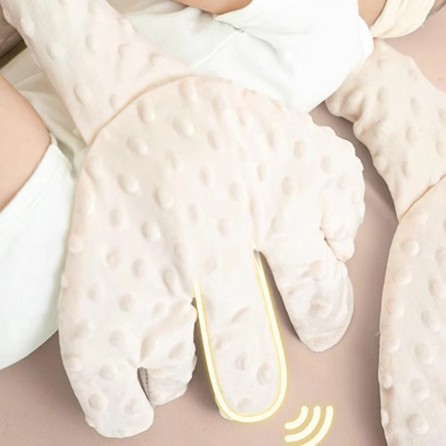 Plush baby comforter with automatic patting, designed to gently soothe infants and newborns for better sleep.