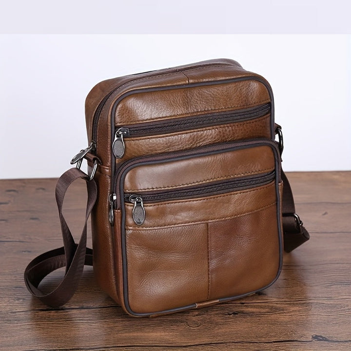 Compact coffee brown men's shoulder bag. Ideal for everyday carry, organized with an adjustable strap.