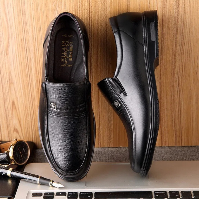 Stylish black men's loafers, comfortable slip-on dress shoes for business and formal occasions.