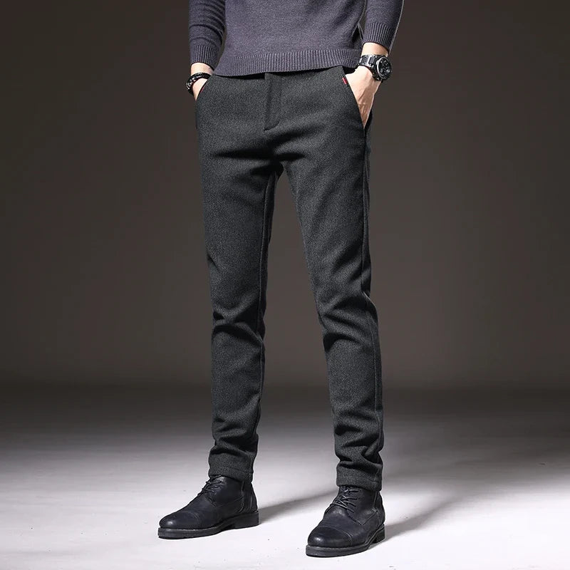 Men's black stretch casual pants, modern fit, comfortable for everyday wear.