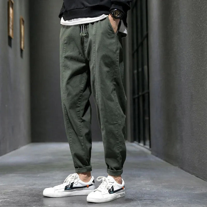 Stylish men's tapered joggers in a classic design, perfect for streetwear and everyday fashion.