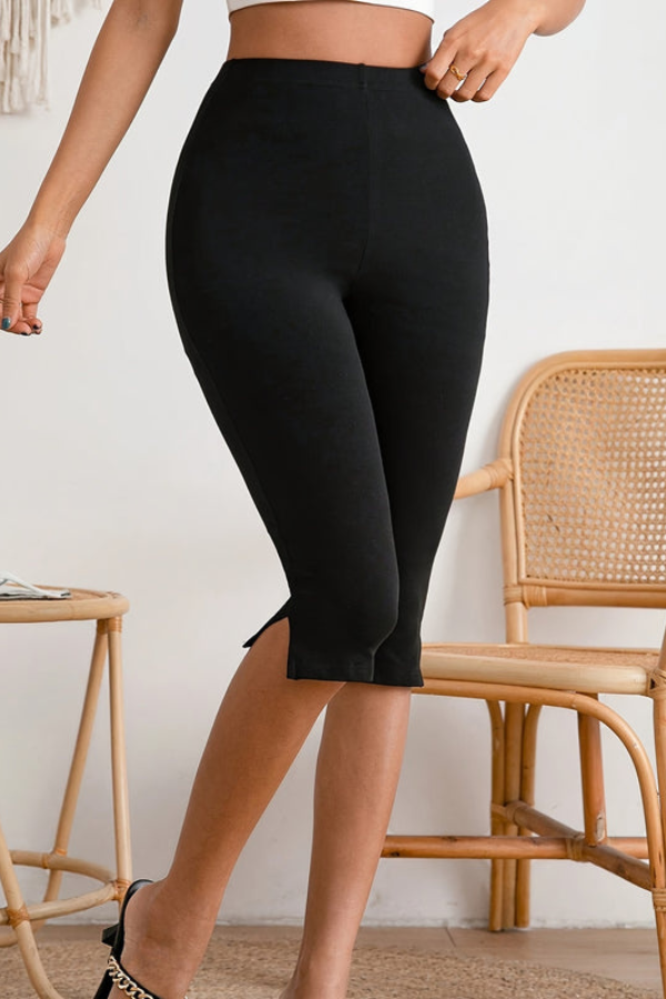 Stylish cropped pants for women. Black slim-fit stretch capris, perfect for summer outfits and versatile fashion.