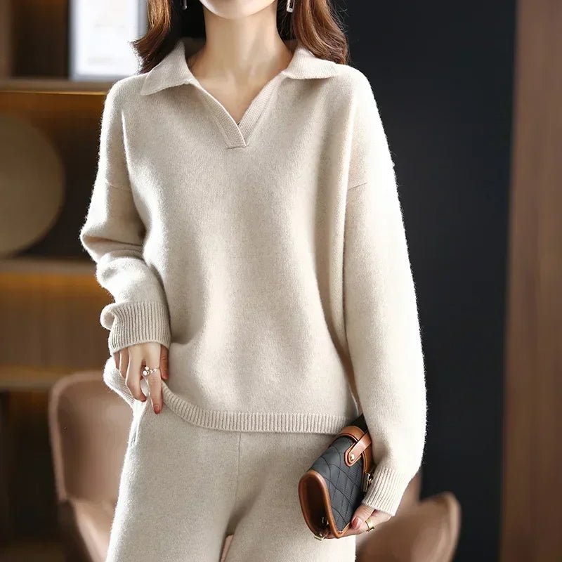 Women's elegant two-piece lounge set, a comfortable and chic outfit for relaxing or versatile fashion.