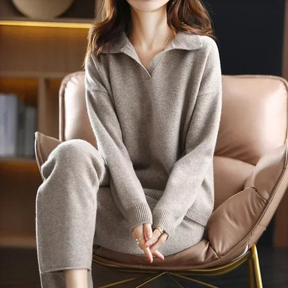 Versatile women's lounge set, featuring a chic design and comfortable fit for everyday elegant style.