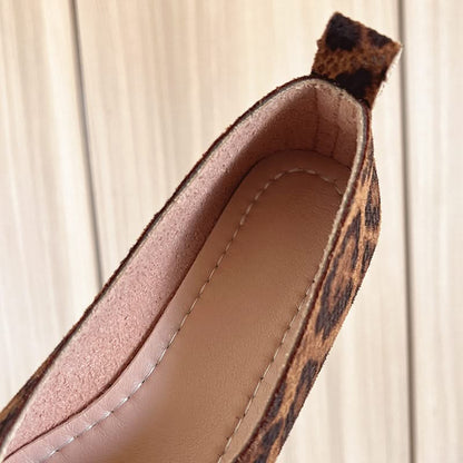 Elegant leopard print women's flats, comfortable slip-on shoes for a fashionable everyday look.