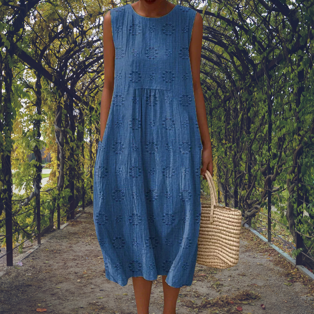 Elegant women's sleeveless pleated midi dress, ideal for vacation and summer events.