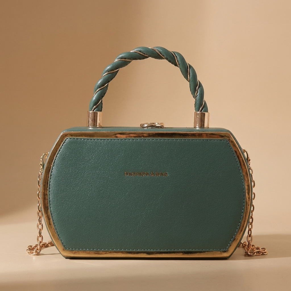 Sophisticated vintage shoulder bag, a chic women's daily bag offering timeless style and practical organization.