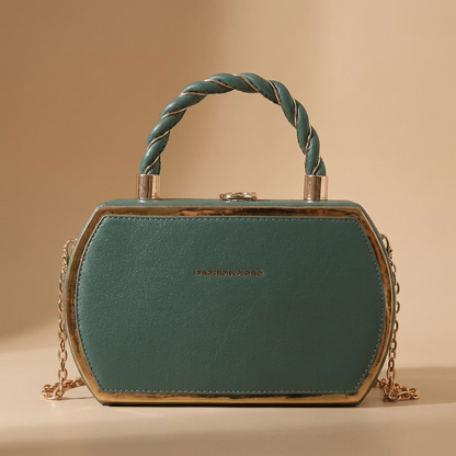 Sophisticated vintage shoulder bag, a chic women's daily bag offering timeless style and practical organization.