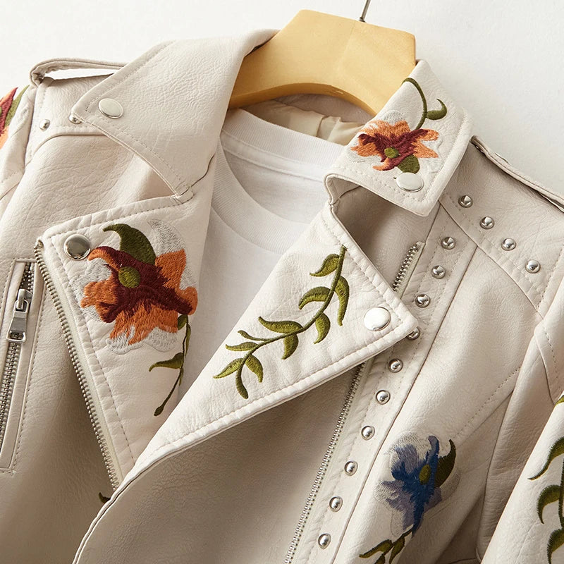Women's stylish moto jacket in a sophisticated design. Perfect for an edgy yet chic fashion look.