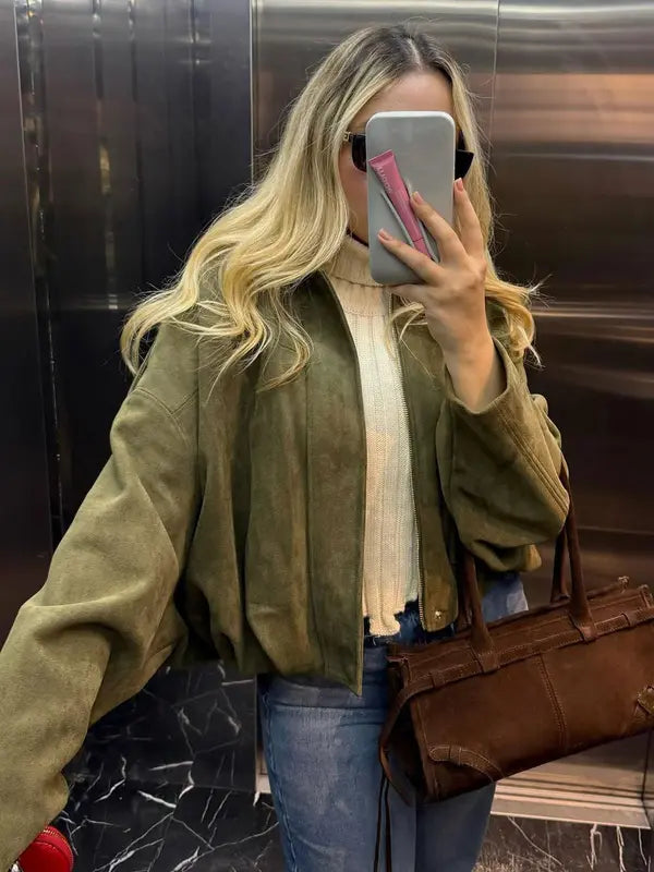 Modern casual cropped jacket for women, offering effortless style. Chic outerwear in various colors for everyday.