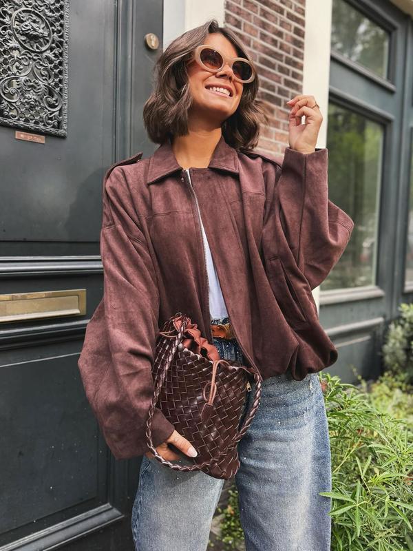 Effortless modern cropped jacket for women, designed for stylish appeal. Versatile chic outerwear for any season.