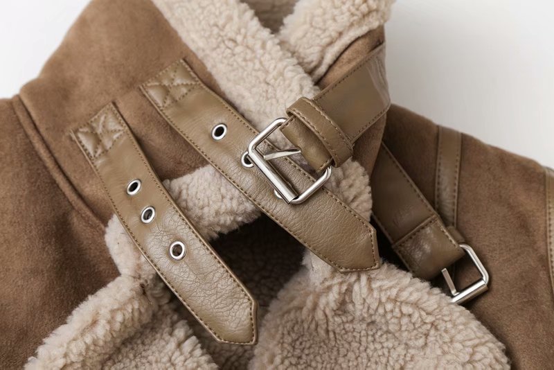 Women's chic jacket, designed for everyday versatility. Fashionable outerwear with an adjustable fit.