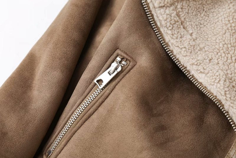 Lightweight women's chic jacket, perfect everyday outerwear. Versatile and fashionable for seasonal wear.