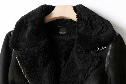 Classic women's chic jacket, perfect for everyday style. Versatile and fashionable outerwear with an adjustable fit.