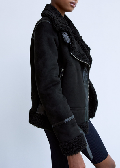 Adjustable fit women's chic jacket, perfect for everyday style. Versatile outerwear in a modern design.
