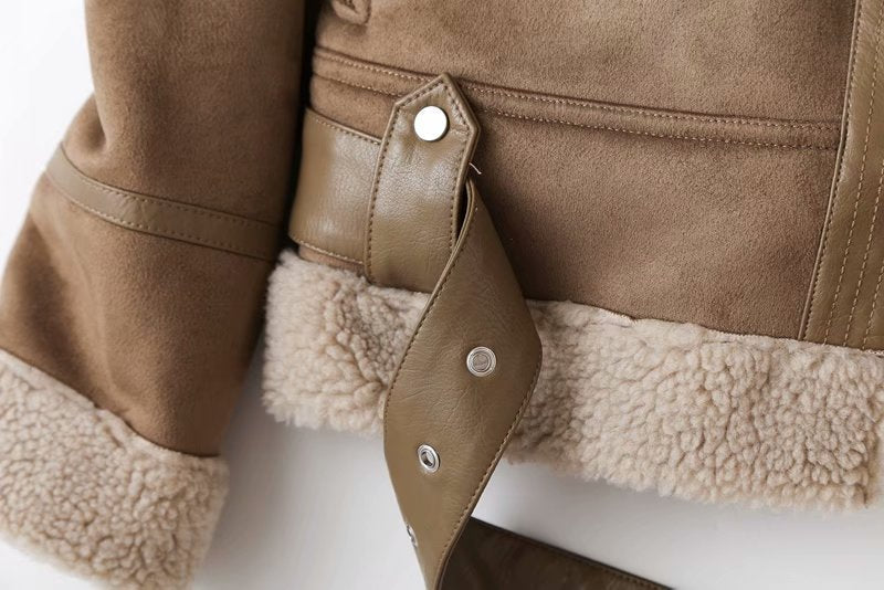 Seasonal women's jacket, a chic and versatile everyday choice. Stylish outerwear for transitional weather.