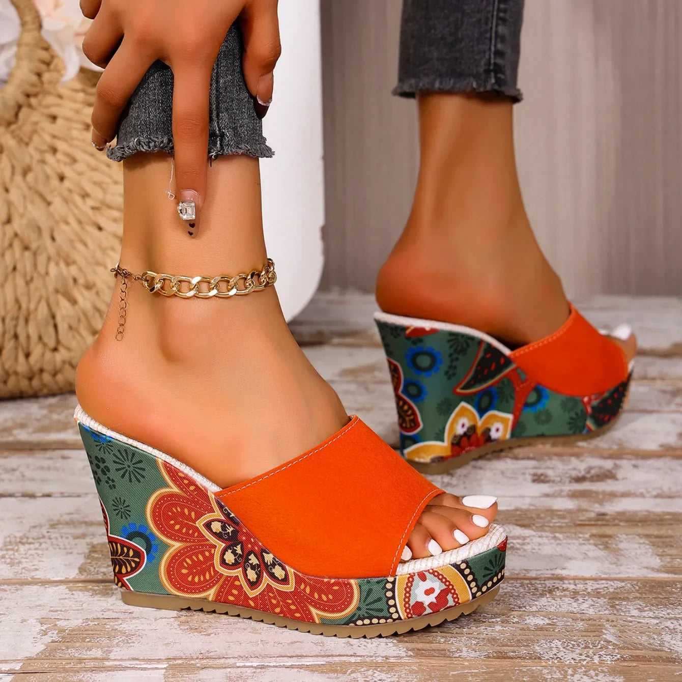 Sophisticated women's floral wedge sandals, designed as comfortable slip-on mules with a trendy floral print.