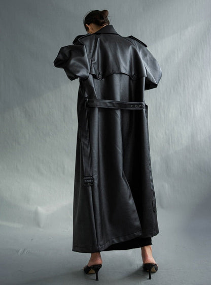 Versatile women's chic long trench coat, an essential piece for timeless fashion and elegance.