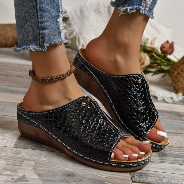 Stylish white women's arch support sandals. Comfortable & chic, ideal for casual summer wear & pain relief.