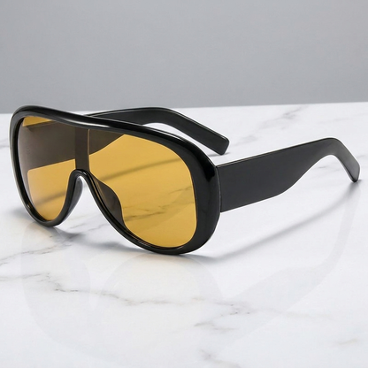 UV400 protected women's pilot sunglasses. Chic and modern, perfect for fashionable eye protection.