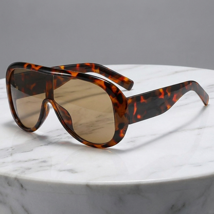 Protect your eyes in style with these chic women's pilot sunglasses, featuring UV400 protection.