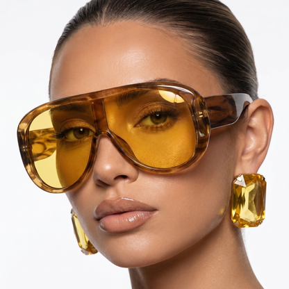 Elegant women's pilot frame sunglasses. UV400 protection for a fashionable and modern accessory.