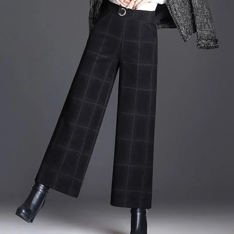 Stylish women's wide-leg plaid trousers for a chic look. Comfortable fit, perfect for versatile fashion.