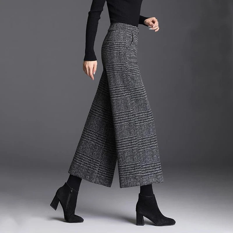 Fashionable women's plaid wide-leg trousers. Effortless style, perfect for business casual elegance.