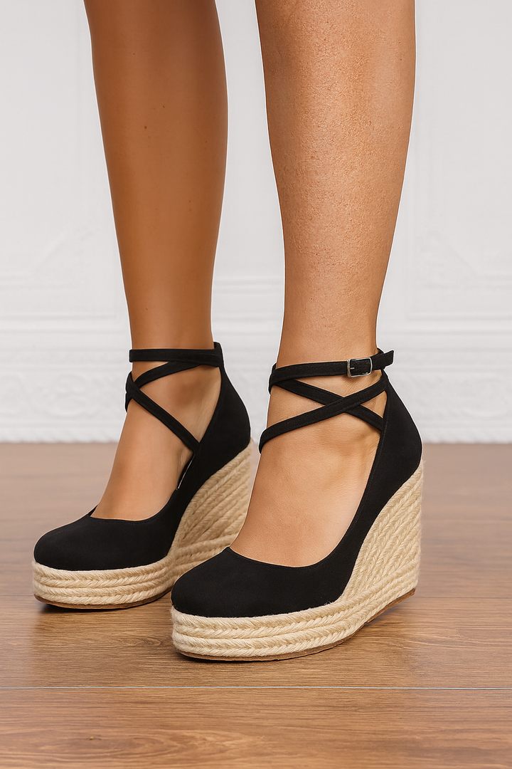 Chic women's strappy flat sandals, perfect for comfortable casual summer style & versatile everyday wear.
