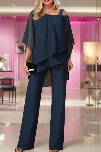 Versatile women's coordinated set in a chic design. Effortless style for elegant casual occasions.