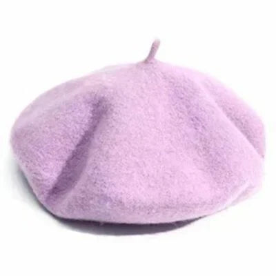 Stylish women's classic beret, a warm and versatile winter hat, perfect as a chic fashion accessory.
