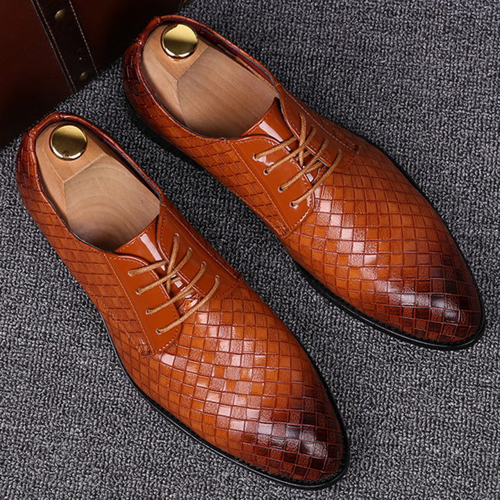 Comfortable men's lace-up leather shoes, featuring a timeless design perfect for everyday style and versatile casual wear.